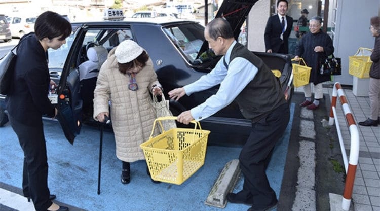 相乗りタクシーで買物に。